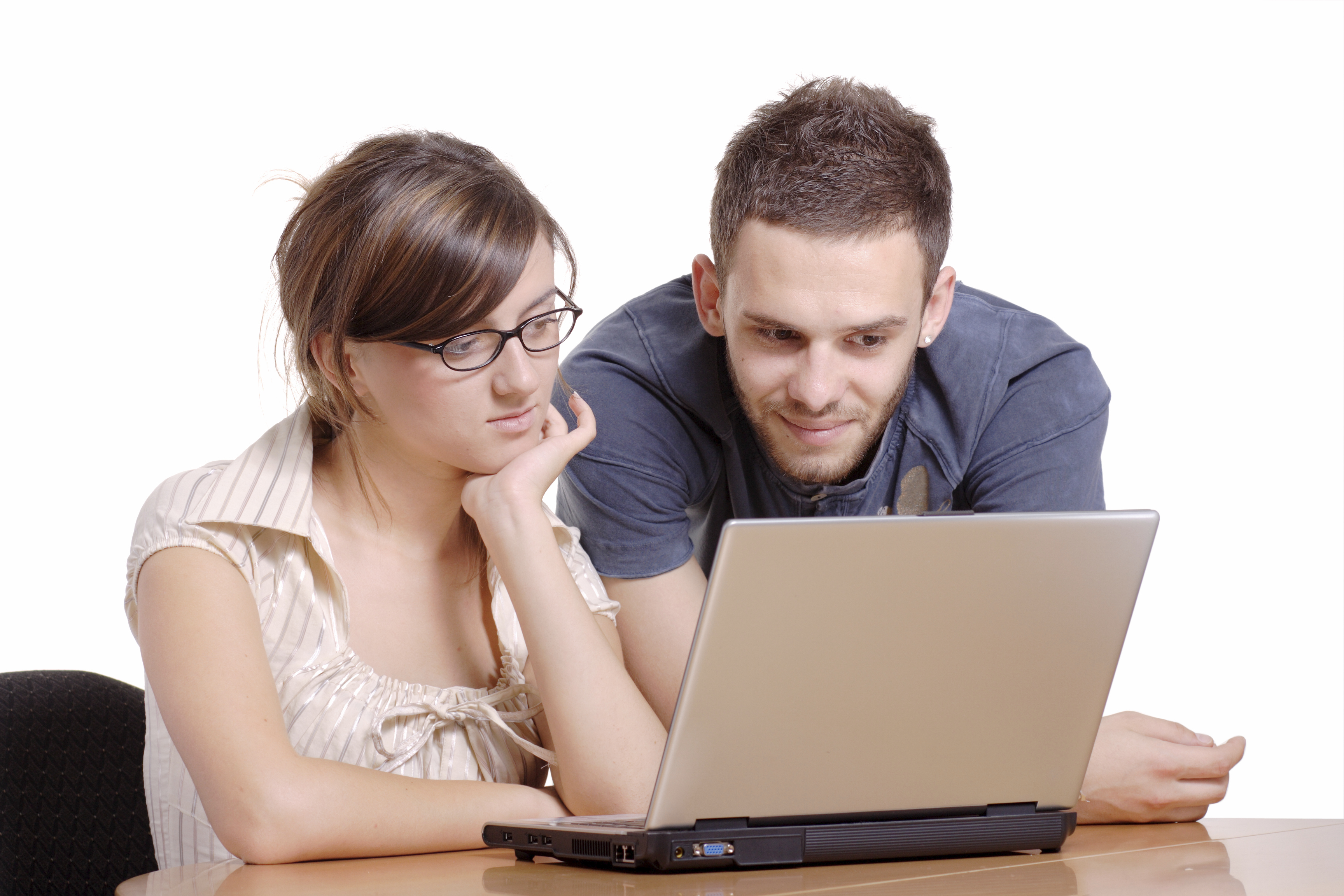 echtpaar achter laptop